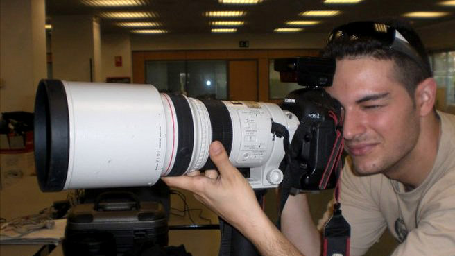 Alberto Barba Robles durante sus prácticas de fotografía en la redacción del Diario Información